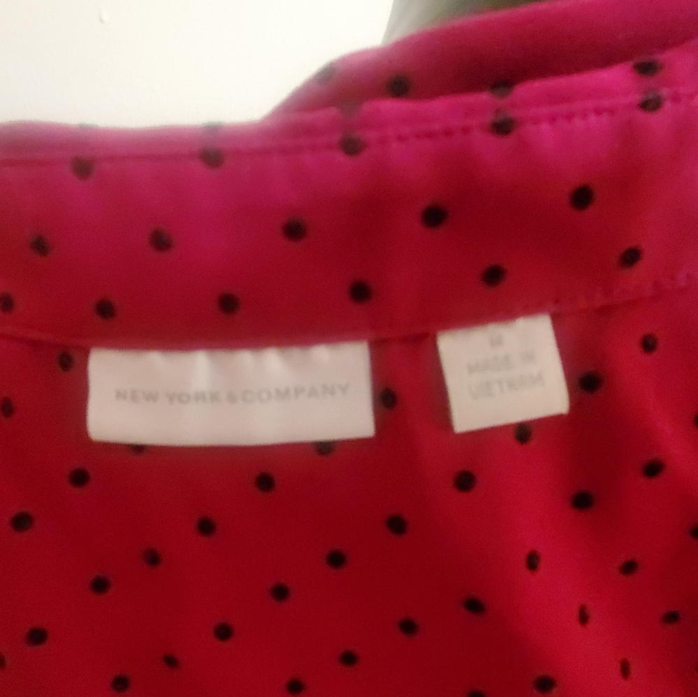 New York & Co. Raspberry polka dot top - Picture 4 of 5